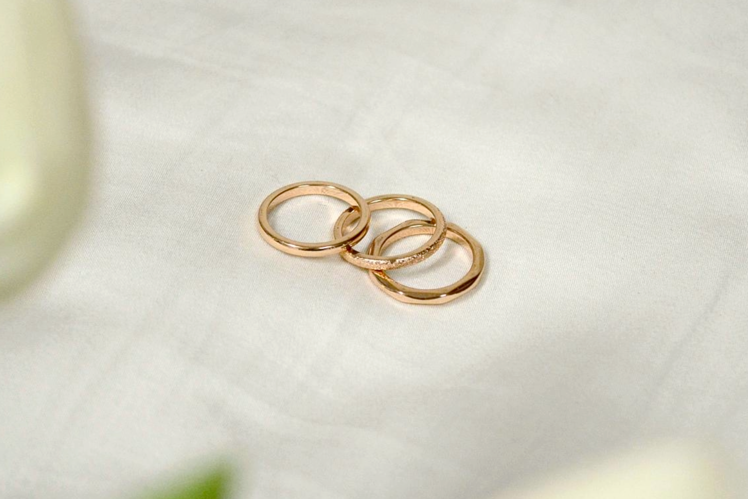 Peridot doll 野外露出 Lileve - スターリングシルバーのナチュラルコフィンカットとダイヤモンドのフローラルリング - Etsy 日本