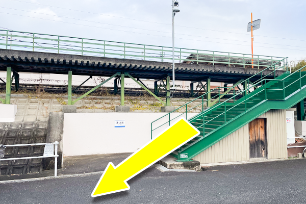 四日市・名古屋方面から来られた方は、駅の階段を下りた先にある交差点を左へ曲がり直進します。