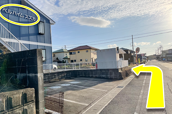 ベルハイムスズカさんアパートが左手に見えたら十字路を左に曲がります。