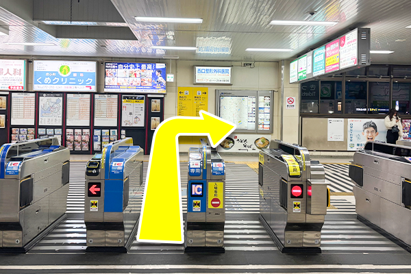 JR阪和線鳳駅の改札を出て右側（東口）の階段を降ります。
