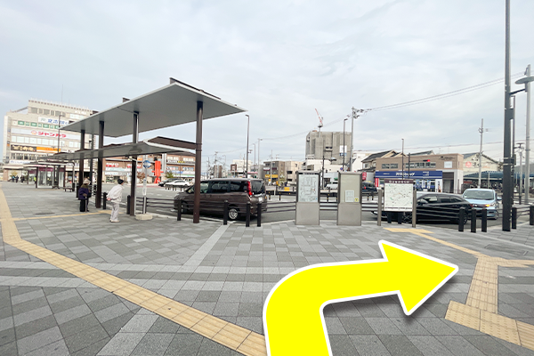 階段を降りてすぐ右へ進みます。 