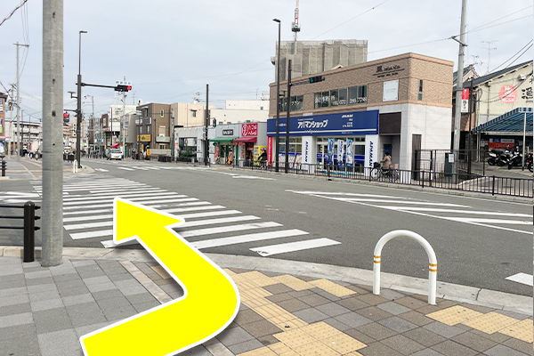 アパマンショップを右手に横断歩道を渡り直進します。
