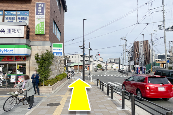 ファミリーマートを左手に、そのまま道なりにしばらく直進します。