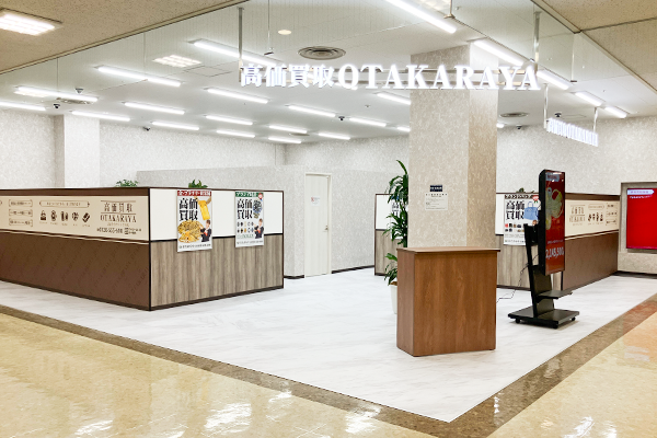 エスカレーターを降りたら右手に『おたからやおおとりウイングス店』がございます。