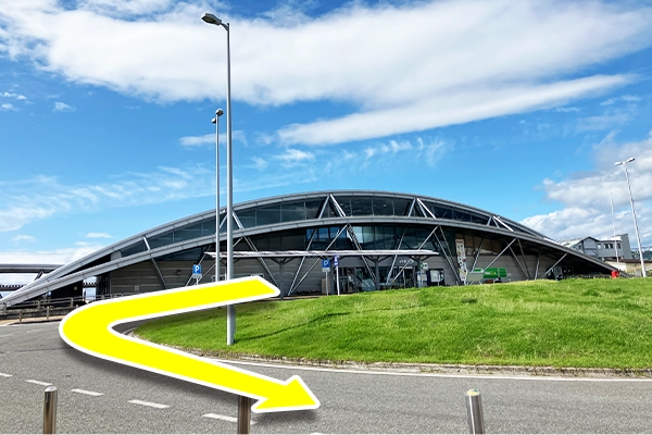 JR赤湯駅を東口を出て、ロータリーに沿うように左回りに進みます。
