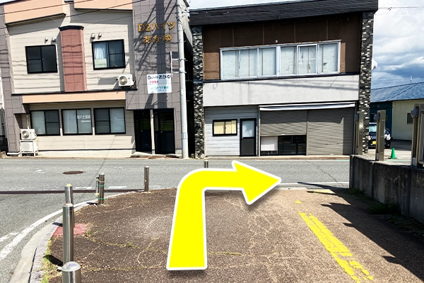 突き当たりの通りを右に曲がります。