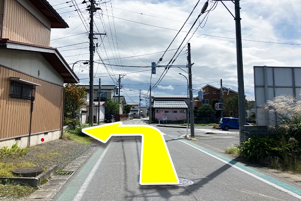 二つ目の十字路、県道102号線を左に曲がります。