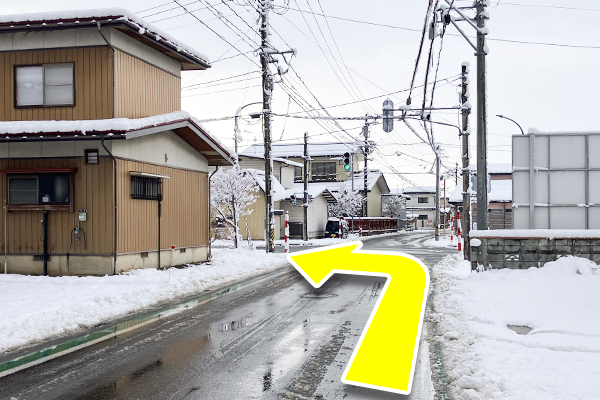 二つ目の十字路、県道102号線を左に曲がります。