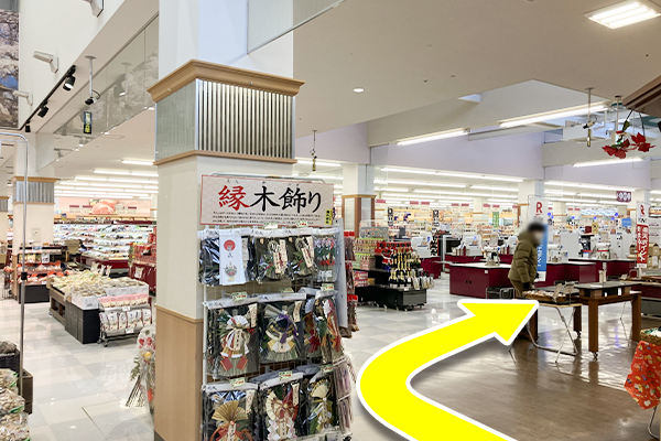 入館後、手前の通路を右へ曲がります。