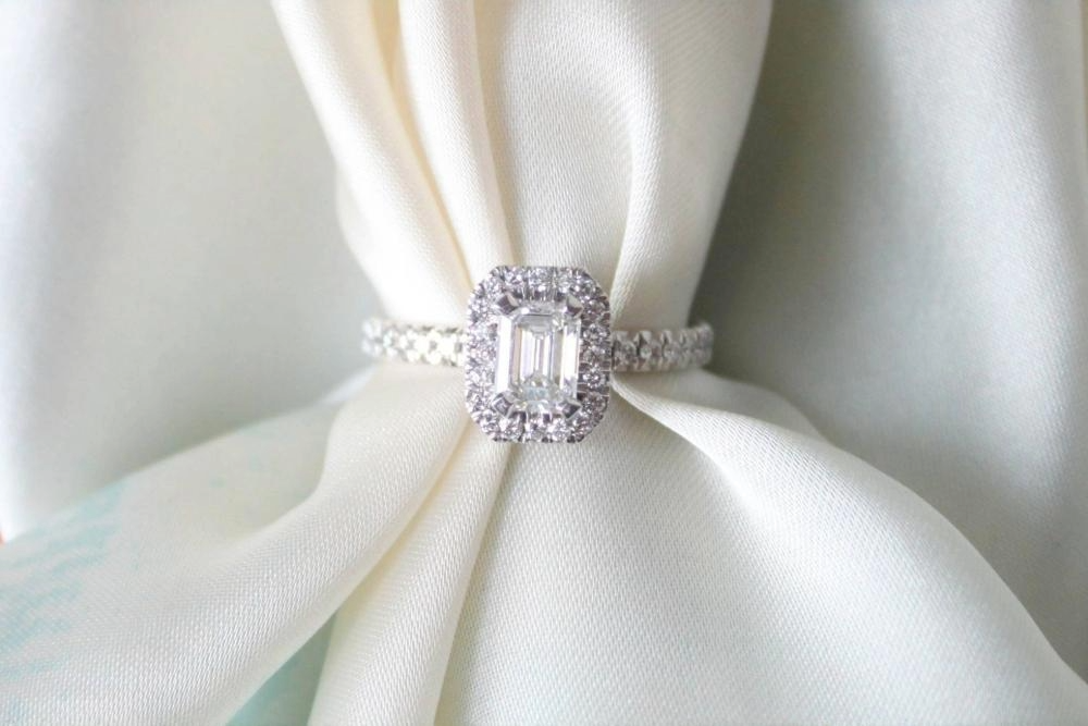 エメラルドカットの婚約指輪とは？