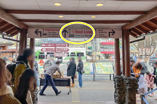 河口湖駅を出て左手にある1番バス乗り場で、ブルーラインに乗車します。