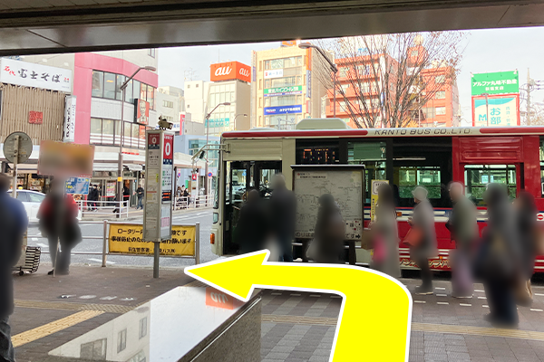 荻窪駅北口0番・1番のりばに出ますので、左へ進みます。