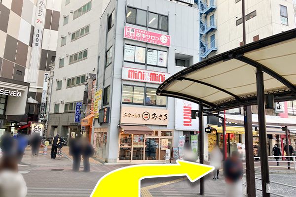 ロータリーに沿うように「立食い寿司みさき」を右へ進みます。