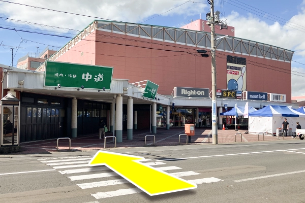 横断歩道を渡ってまっすぐ進みます。
