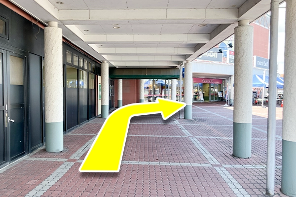 建物に沿って進みます。