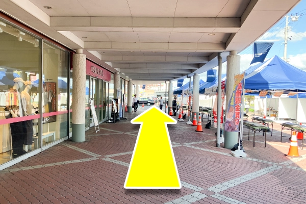 建物に沿って進みます。
