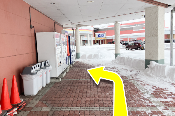 建物に沿って進みます。