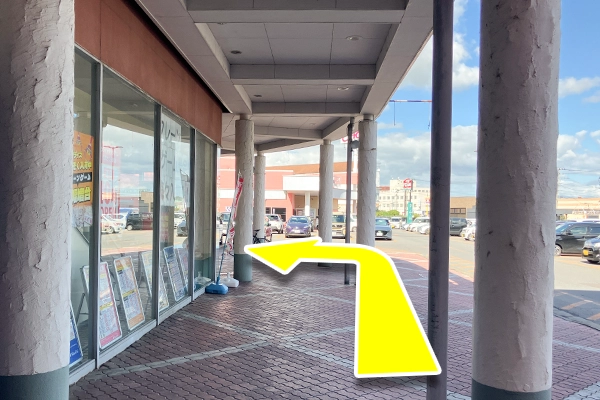 建物に沿って進みます。
