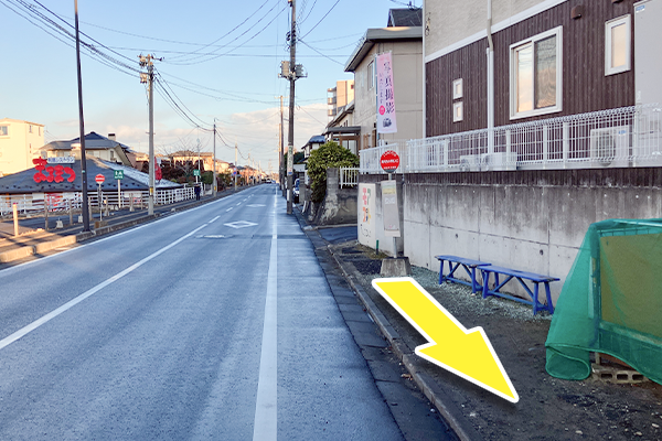 南光台小学校入口バス停を降りて、横断歩道に向かいます。