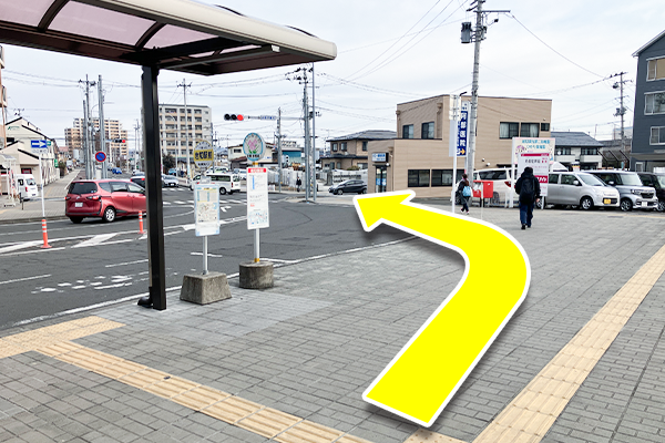 駅を出たら、正面のロータリーを右手進み調剤薬局前の信号を直進します。