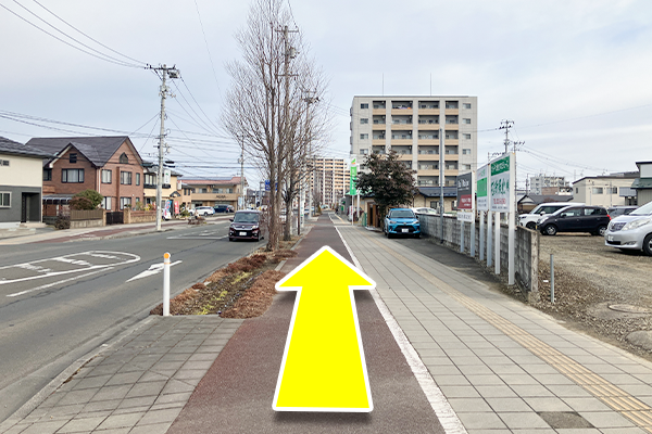 杜の都信用金庫の前を通り直進します。