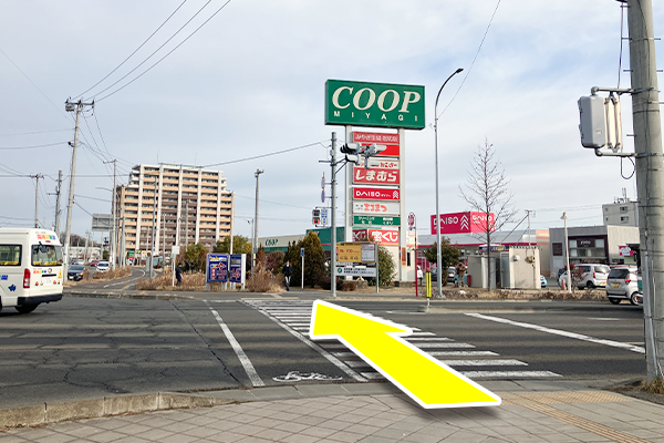 交差点を渡るとCOOPがありますので、敷地内へとお進みください。