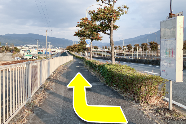 西鉄バスの【粕屋警察署前】でおり、粕屋警察署に背を向けて坂を下って直進します。
