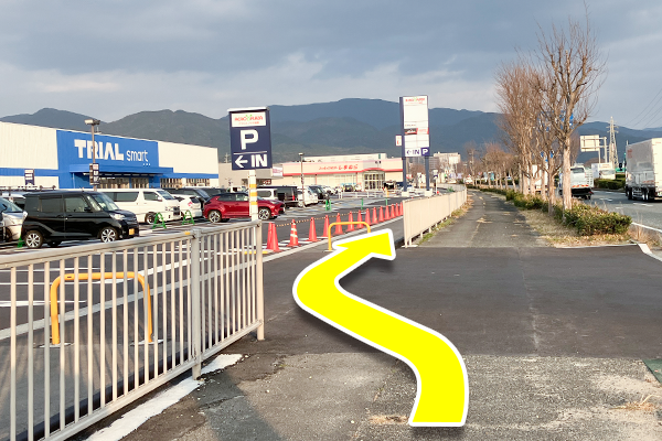 左手にスーパーの【トライアル】が見えてきます。ここで、アクロスプラザ篠栗の敷地内に入り直進します。