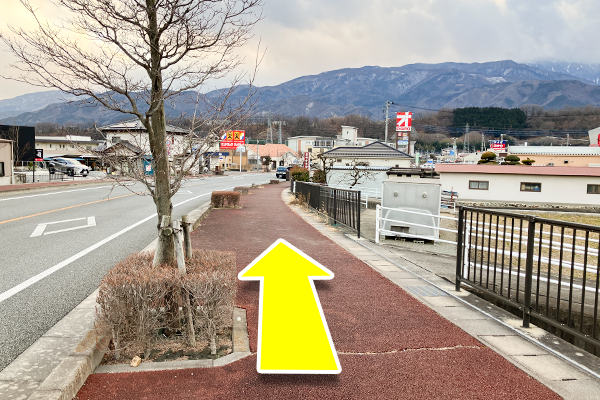 坂を下ってください。