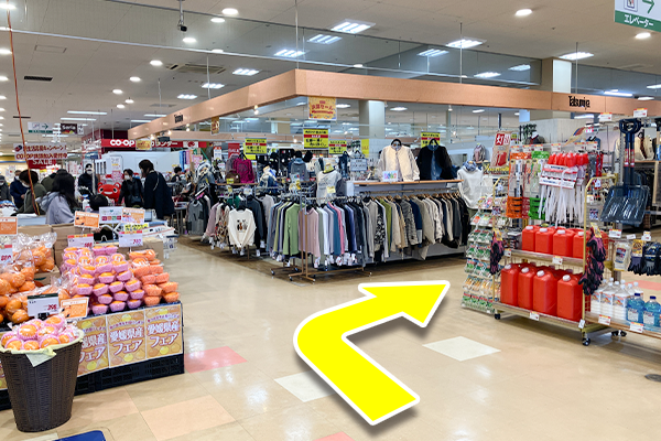 入店後すぐに右に曲がってください。