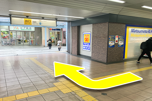 京王堀之内駅、改札出て直進し南側出口方面に曲がります。