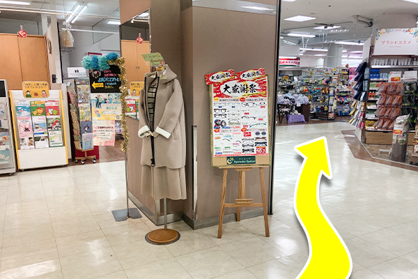 左側柱の後側を直進します。