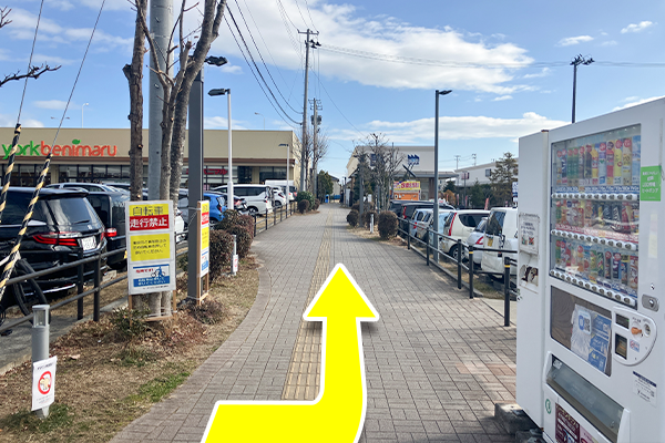 おたからやの掲載のある集合看板を左に曲がります。