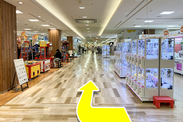 右に曲がりこの道をこのまま直進します。