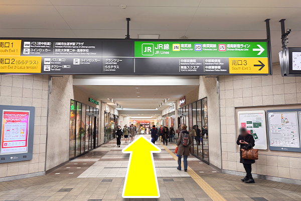  東横線南口改札を出ますと東急ストアが見えます。
