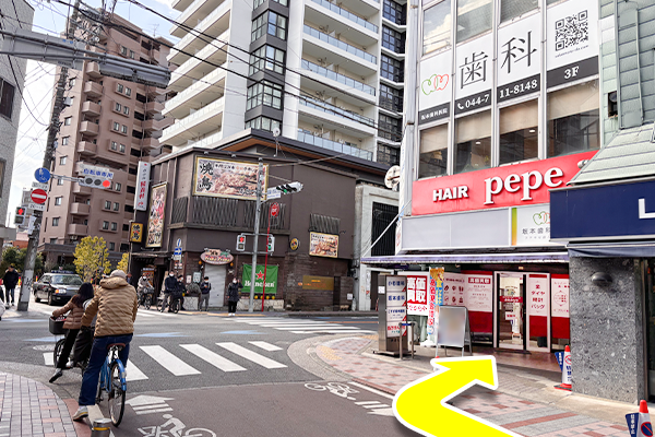 交差点手前右手におたからや武蔵小杉本店がございます。