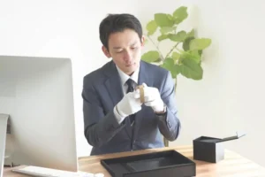 腕時計を鑑定する人