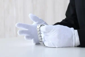 腕時計を見る人
