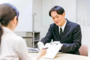 書類にサインをしている女性