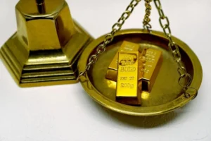 天秤に金を乗せる