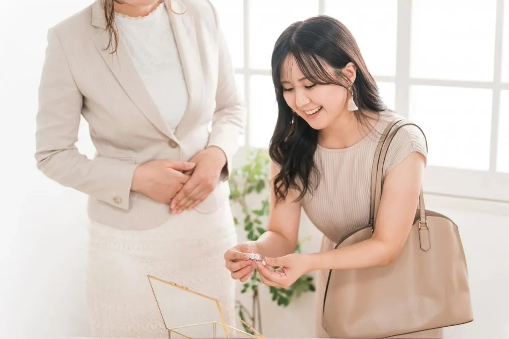 宝石を見る女性