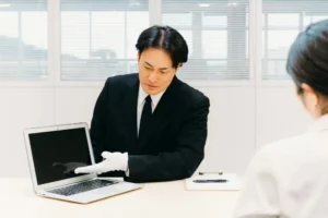 パソコンを見せる男性