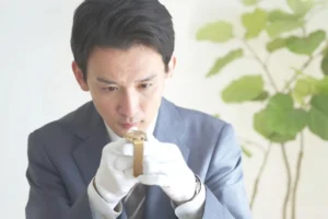 時計をよく見る男性