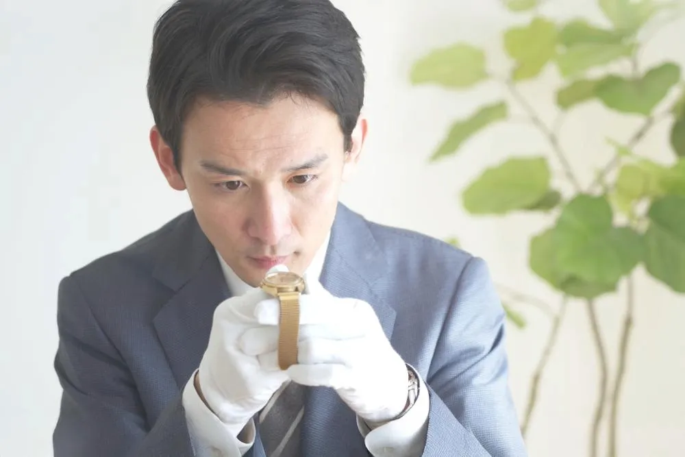 時計をよく見る男性