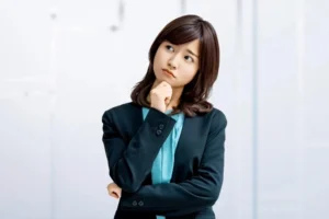 考える女性