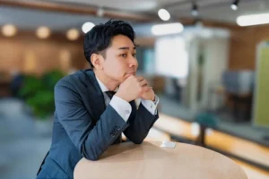 考える男性