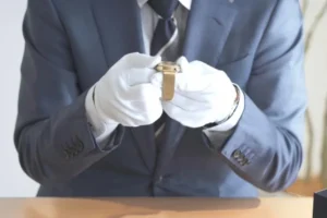腕時計を鑑定する人