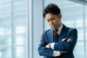 悩む男性