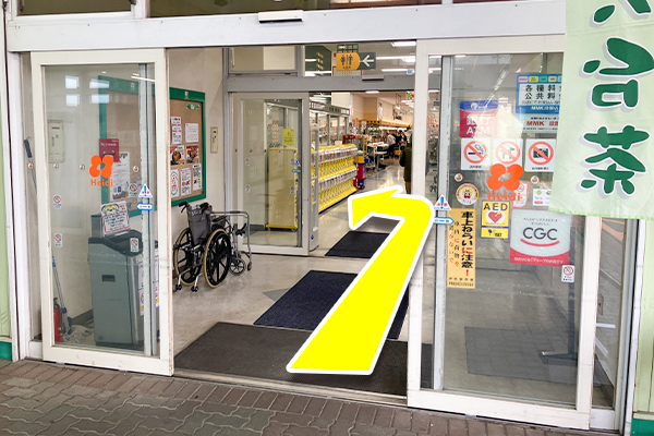 店舗向かって左の入り口から入店します。