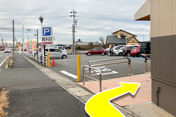 店舗に着きましたらそのまま右に曲がります。